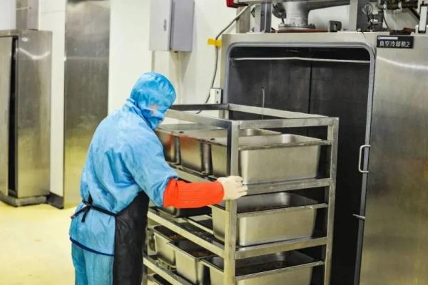 火车上有这么多好吃的！揭秘高铁盒饭从哪里来