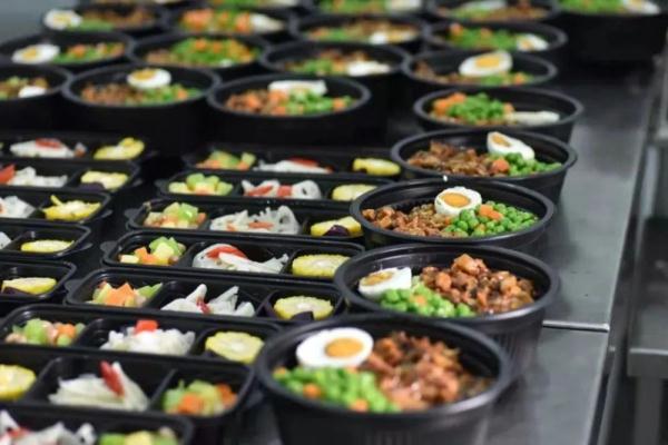 火车上有这么多好吃的！揭秘高铁盒饭从哪里来