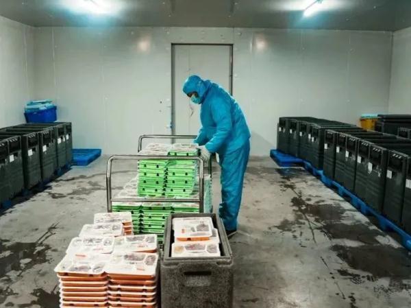 火车上有这么多好吃的！揭秘高铁盒饭从哪里来