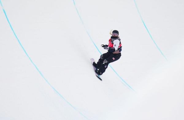 北京冬奥会丨美国选手获单板滑雪女子u型场地技巧冠军