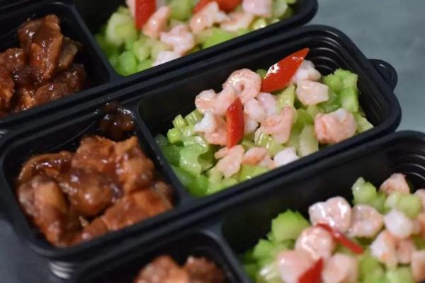 火车上有这么多好吃的！揭秘高铁盒饭从哪里来