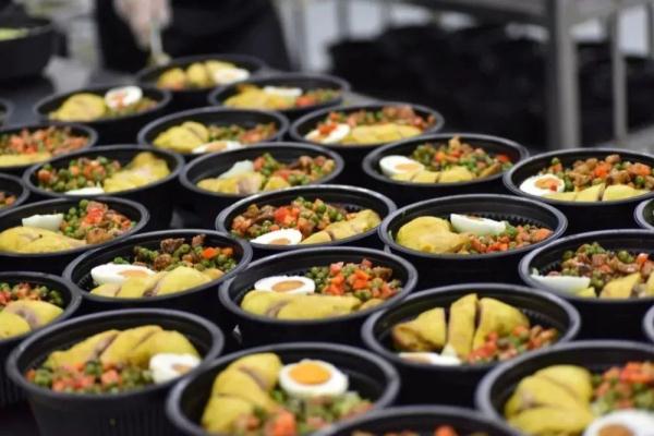 火车上有这么多好吃的！揭秘高铁盒饭从哪里来