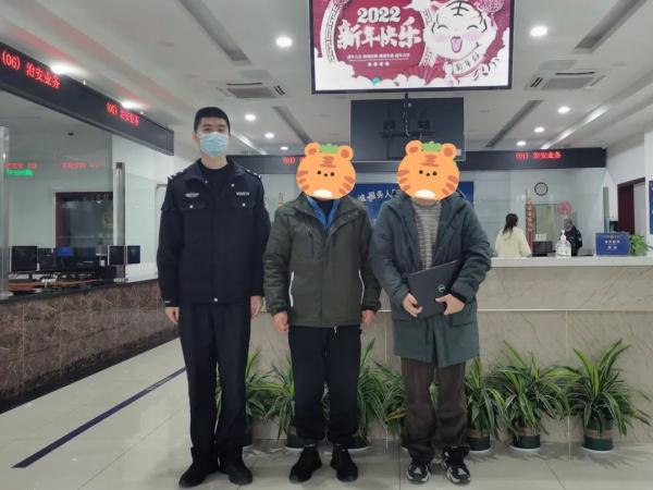 粗心司机掉落贵重物品 警民合力及时帮忙找回