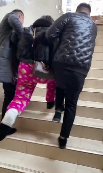 三缺一江湖救急！重庆一女子腿摔断了，被抬上桌打麻将