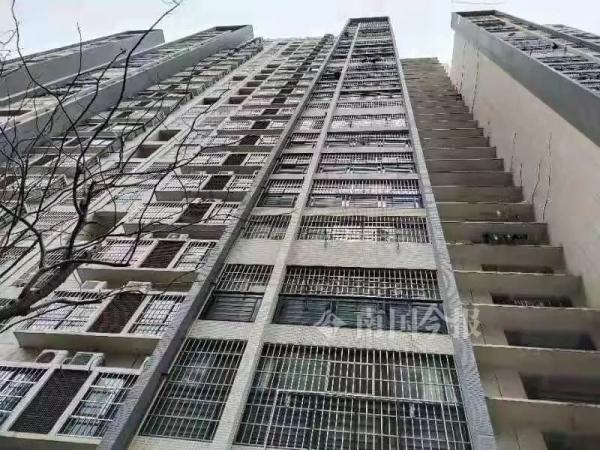 柳州两小孩在阳台打赌做这事，楼下住户懵了