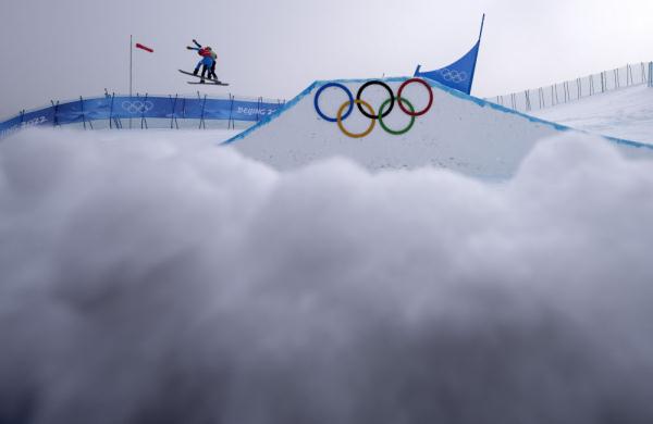 北京冬奥会｜在飞雪中穿梭！单板滑雪障碍追逐混合团体比赛赛况