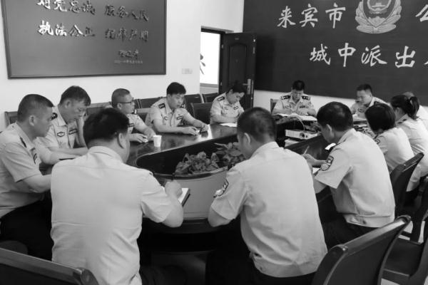 “亲爱的老公,头痛多好点了吗?”她却再也等不到回答…… “亲爱的老公,头痛多好点了吗?”她却再也等不到回答……