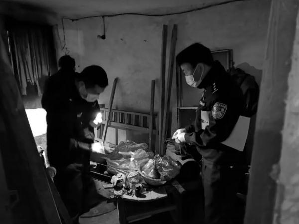 “亲爱的老公,头痛多好点了吗?”她却再也等不到回答…… “亲爱的老公,头痛多好点了吗?”她却再也等不到回答……