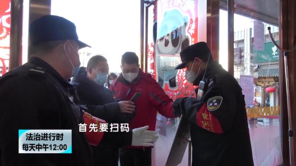 排队抢购“冰墩墩”，疫情防控勿忽视