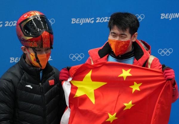 北京冬奥会 | 特写：放手一搏！拼在冰上5厘米