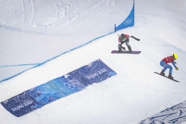 北京冬奥会｜在飞雪中穿梭！单板滑雪障碍追逐混合团体比赛赛况