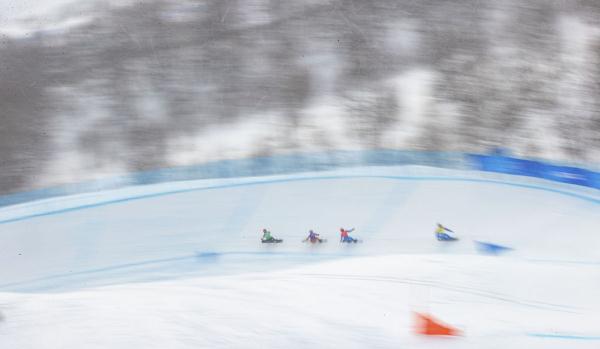 北京冬奥会｜在飞雪中穿梭！单板滑雪障碍追逐混合团体比赛赛况