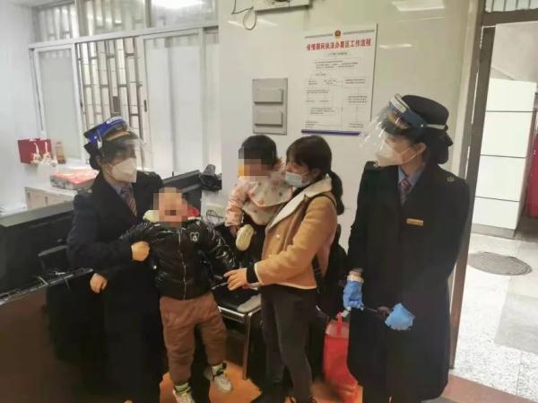 年轻女子接了个电话,俩娃突然消失不见!接下来这一幕… 年轻女子接了个电话,俩娃突然消失不见!接下来这一幕…