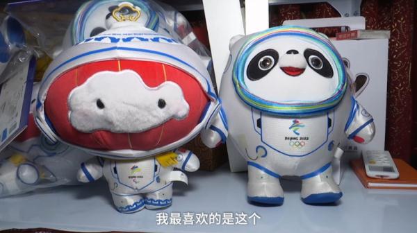 酸了!他坐拥一整面墙的冰墩墩!网友不淡定了~ 酸了!他坐拥一整面墙的冰墩墩!网友不淡定了~