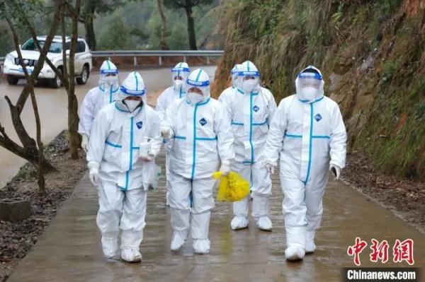 “总有人翻山越岭,为你而来” “总有人翻山越岭,为你而来”