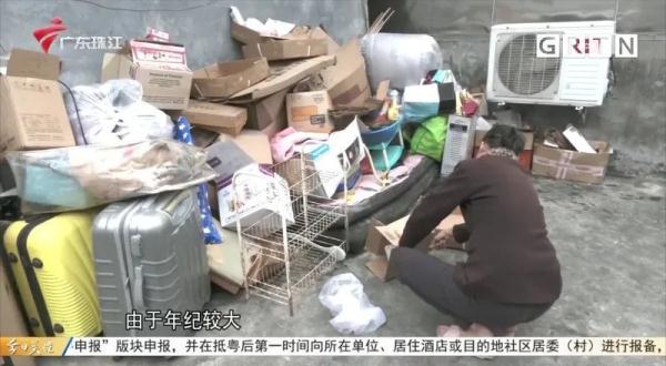 单亲妈妈打三份散工，抚养抑郁症女儿