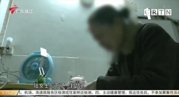 单亲妈妈打三份散工，抚养抑郁症女儿