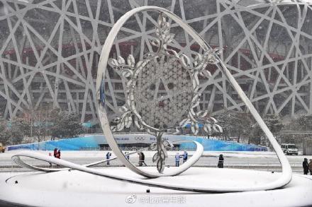 冬奧掠影皚皚白雪下的雪花火炬臺