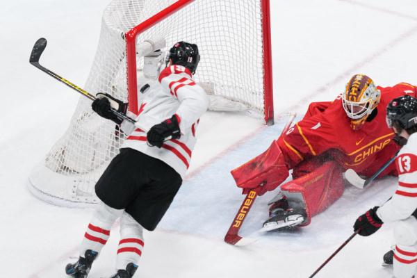 北京冬奥会|冰球男子小组赛:中国队不敌加拿大队 北京冬奥会|冰球男子小组赛:中国队不敌加拿大队