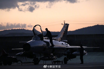 群山与晚霞之间的战鹰，真美！