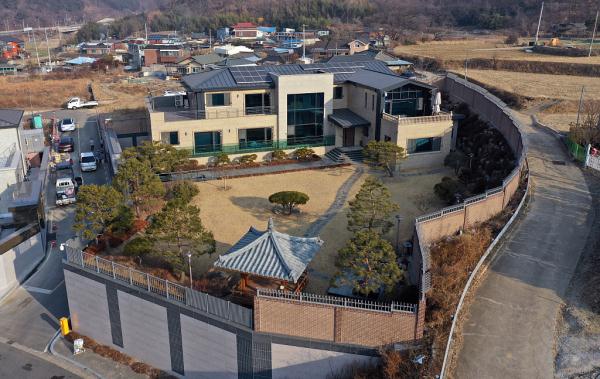 朴槿惠养老别墅引韩国人围观 当地警方出动巡逻警车缓解交通压力 朴槿惠养老别墅引韩国人围观 当地警方出动巡逻警车缓解交通压力