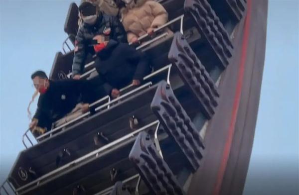 呕吐物从嘴里喷射出！男子坐海盗船突然…网友：最担心的事发生了