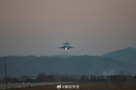 群山与晚霞之间的战鹰，真美！