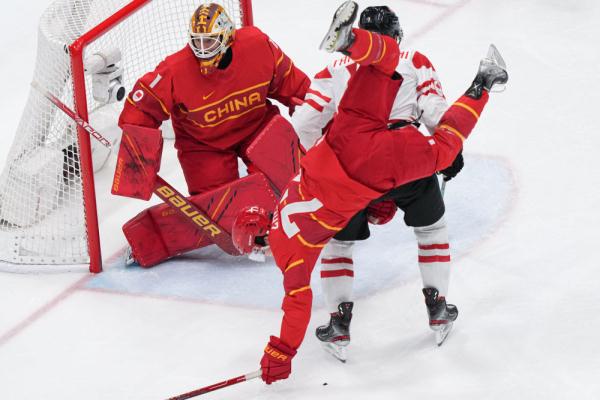 北京冬奥会|冰球男子小组赛:中国队不敌加拿大队 北京冬奥会|冰球男子小组赛:中国队不敌加拿大队