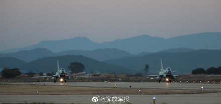 群山与晚霞之间的战鹰，真美！