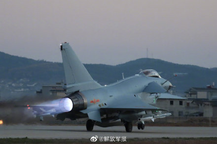 群山与晚霞之间的战鹰，真美！