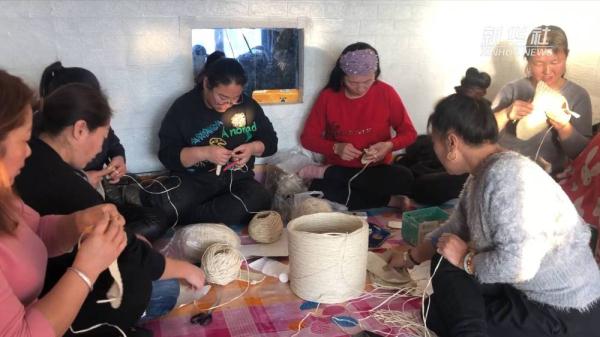 玉米叶也能“穿针引线” 东北农民“废物利用”浪漫又赚钱 玉米叶也能“穿针引线” 东北农民“废物利用”浪漫又赚钱