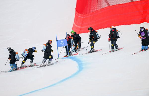 北京冬奧會高山滑雪賽道上的粉刷匠