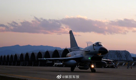 群山与晚霞之间的战鹰，真美！