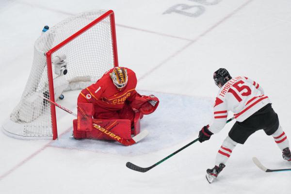 北京冬奥会|冰球男子小组赛:中国队不敌加拿大队 北京冬奥会|冰球男子小组赛:中国队不敌加拿大队