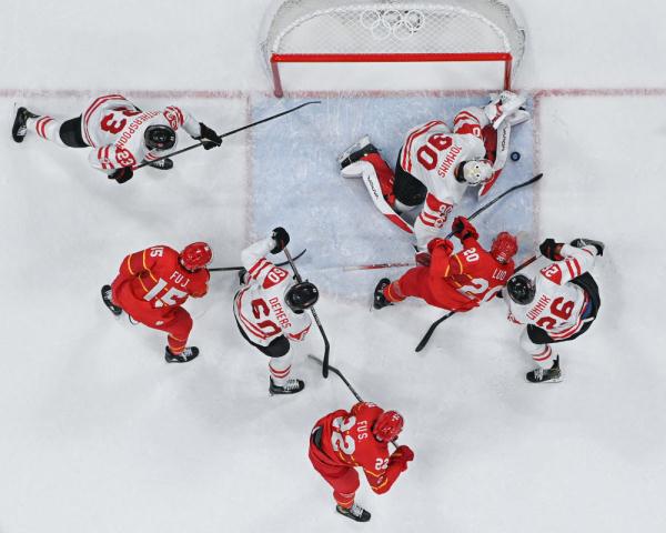 北京冬奥会|冰球男子小组赛:中国队不敌加拿大队 北京冬奥会|冰球男子小组赛:中国队不敌加拿大队