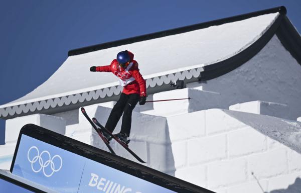 北京冬奥会丨自由式滑雪女子坡面障碍技巧资格赛  谷爱凌亮相