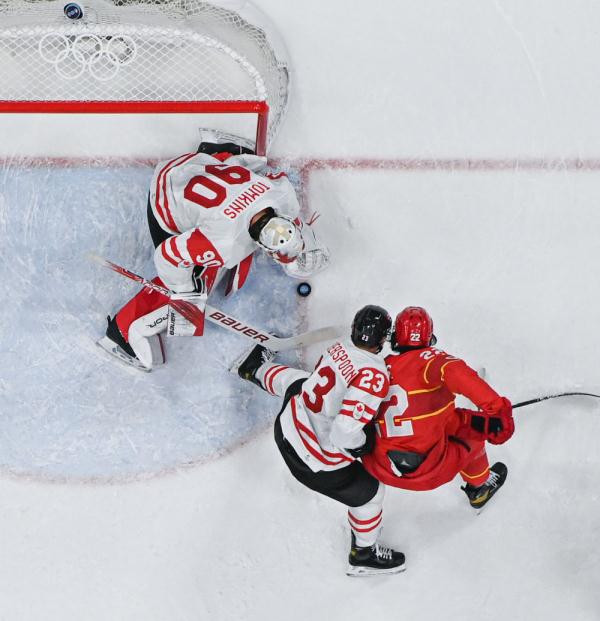 北京冬奥会|冰球男子小组赛:中国队不敌加拿大队 北京冬奥会|冰球男子小组赛:中国队不敌加拿大队