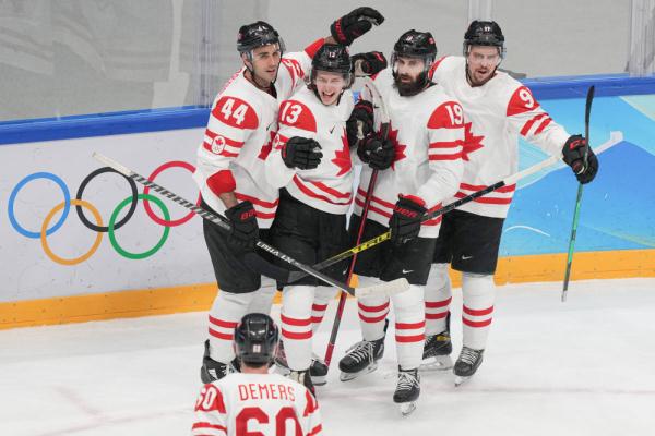 北京冬奥会|冰球男子小组赛:中国队不敌加拿大队 北京冬奥会|冰球男子小组赛:中国队不敌加拿大队