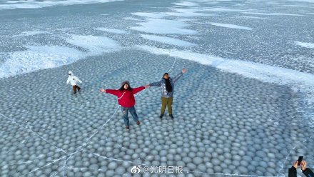 罕见!吉林四海湖冰汤圆好诱人 罕见!吉林四海湖冰汤圆好诱人