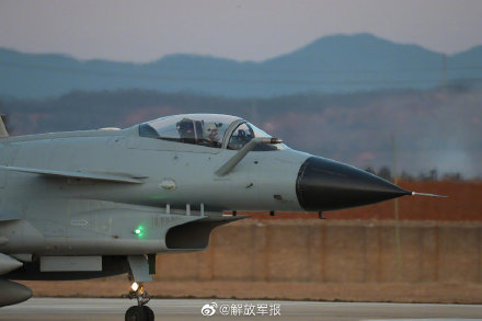 群山与晚霞之间的战鹰，真美！