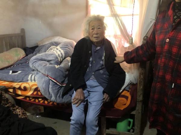 严寒中,台州89岁阿婆落水命悬一线,不会游泳的他第一个跳河 严寒中,台州89岁阿婆落水命悬一线,不会游泳的他第一个跳河