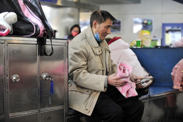 北京：76岁老人的68载冰上人生