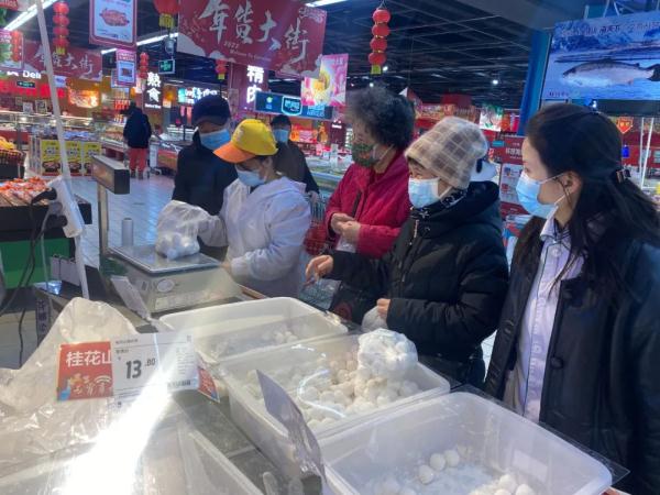 黄米黑米做皮儿,菠萝草莓填馅… 今年哈尔滨元宵现做挺“隔路” 黄米黑米做皮儿,菠萝草莓填馅… 今年哈尔滨元宵现做挺“隔路”