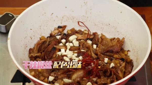 不用红烧不用炒，小鱼干加“它”上锅蒸，骨酥肉烂，鲜香不腥！
