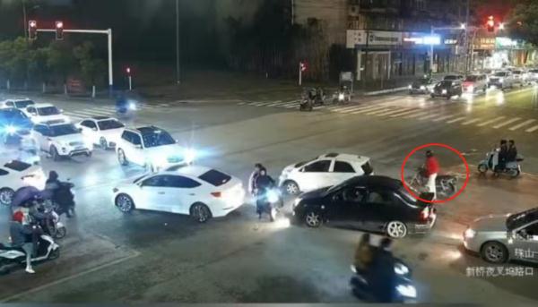 男子酒后推车被拦称没骑，查监控是推车数公里，网友：讲究人！