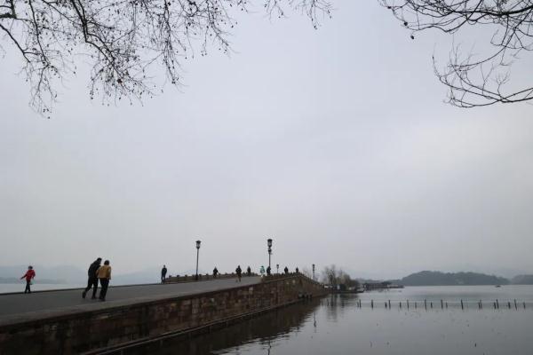 就在今晚，杭州天气突变！暴雪又要来了，雨雪一直下到...