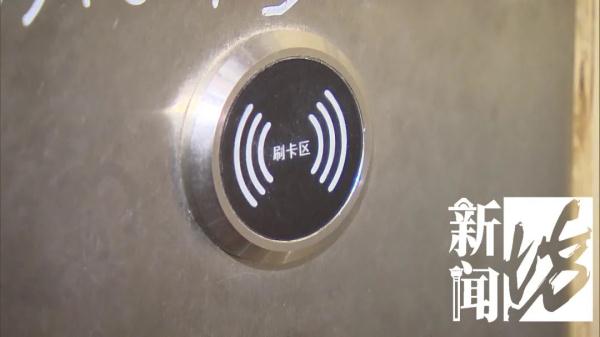 上海爷叔气炸！邻居都能坐电梯，唯独自己被限制，是得罪了谁？