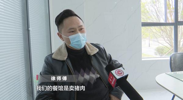 仨孩子拿肉块“逗走”金毛，狗主人：追到后，他们说要拿给奶奶卖到……