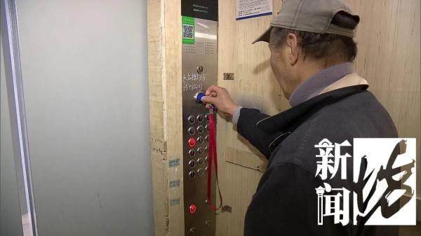 上海爷叔气炸！邻居都能坐电梯，唯独自己被限制，是得罪了谁？