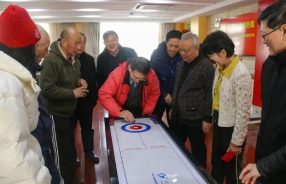 还在用炒锅当冰壶？南方人早就解决了随时随地玩冰壶的问题！